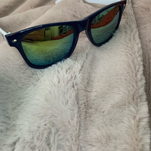 NEW Limited Edition St. Louis Blues Unisex Polarized Wayfarer Sunglasses in Case - Picture 4 of 5